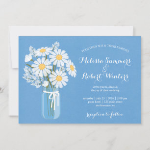 Elegant White Daisies Mason Jar auf Blue Wedding Einladung
