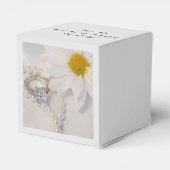 Elegant White Daisy Wedding Geschenkschachtel (Rückseite)