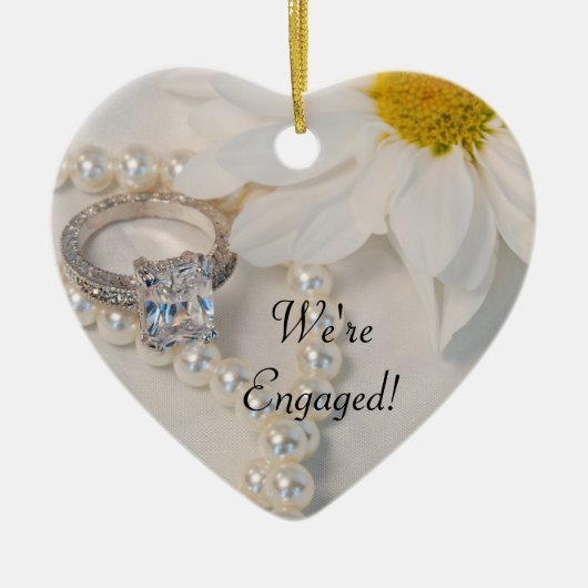 Elegant White Daisy Wir sind Verlobt Keramik Ornament (Vorne)