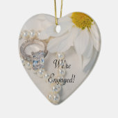 Elegant White Daisy Wir sind Verlobt Keramik Ornament (Links)