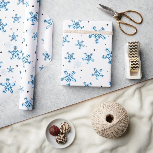 Elegant White & Dark Blue Snowflake Wrapping Paper Geschenkpapier (Kunsthandwerk)