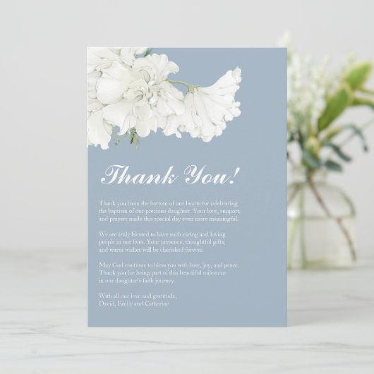 Elegant White Floral Dusty Blue Taufe Dankeskarte (Stehend Vorderseite)