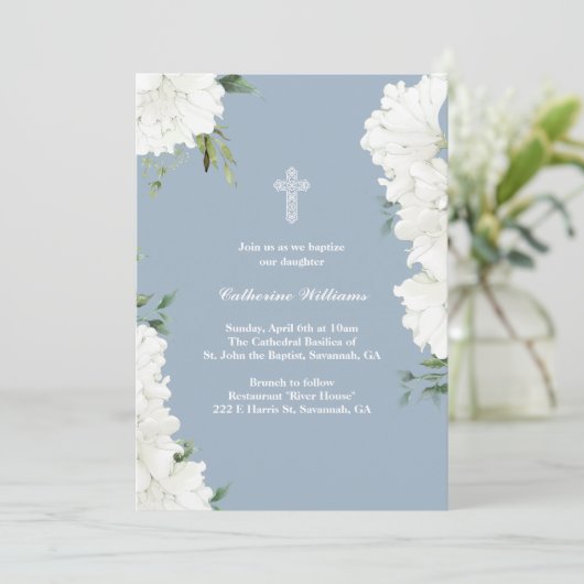 Elegant White Floral Dusty Blue Taufe Einladung (Stehend Vorderseite)