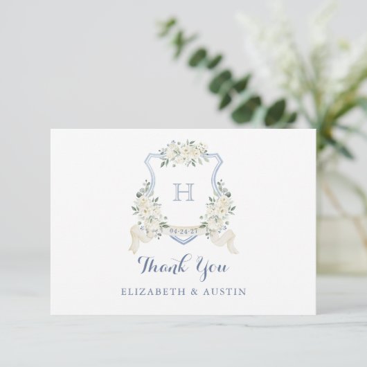 Elegant White Floral Dusty Blue Wedding Crest Dankeskarte (Stehend Vorderseite)