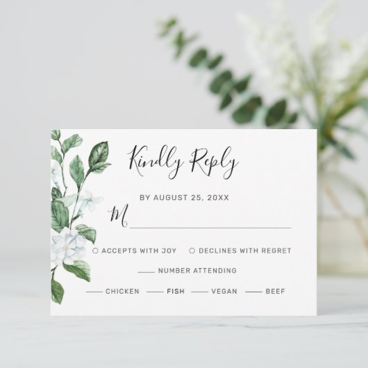 Elegant White Floral Sage Greenerity Wreath Weddin RSVP Karte (Stehend Vorderseite)