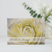 Elegant White Floral Wedding RSVP Karte (Stehend Vorderseite)