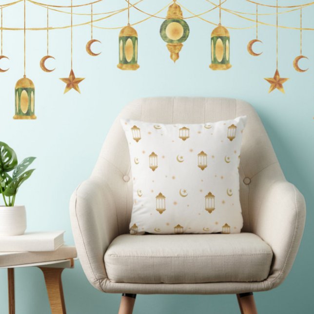 Elegant White Gold Lanterns Islamic Eid/Ramadan Kissen (An elegant classic white + gold throw cushion with lanterns + moon. Great for Eid or Ramadan.)