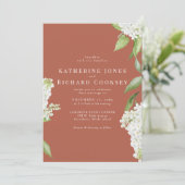 Elegant White Hydrangea Cinnamon Wedding Einladung (Stehend Vorderseite)