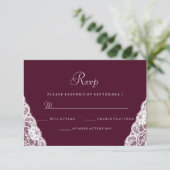 Elegant White Lace Burgundy Wedding RSVP Karte (Stehend Vorderseite)