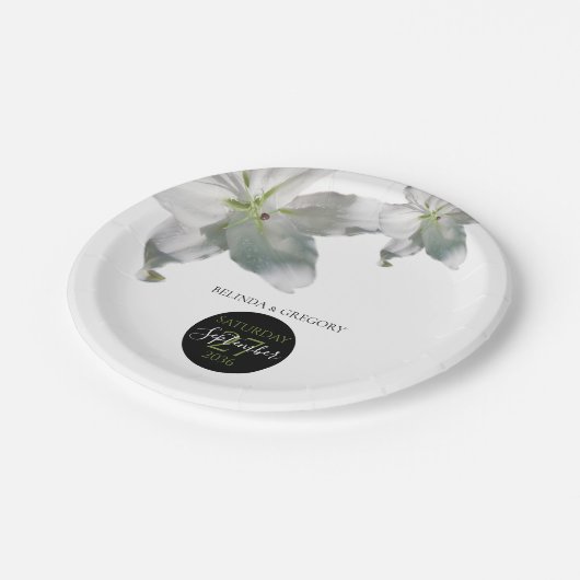 Elegant White Lilies Wedding Pappteller (Schrägansicht)