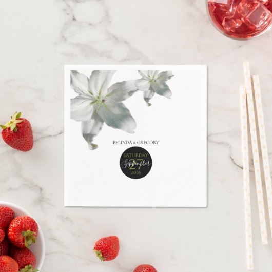 Elegant White Lilies Wedding Serviette (Beispiel)