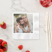 Elegant White Mr. und Mrs. Monogram Foto Wedding Serviette (Beispiel)