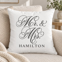 Elegant White Mr. und Mrs. Script Custom Monogram
