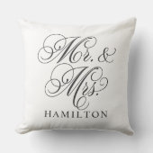 Elegant White Mr. und Mrs. Script Custom Monogram Kissen (Vorderseite)
