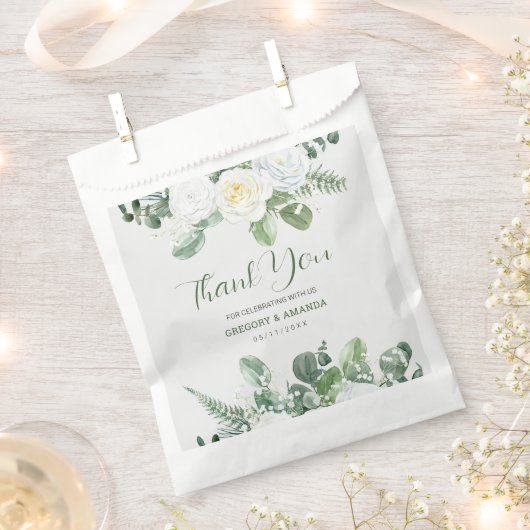 Elegant White Roses & Greenery Geschenktütchen (Ausgeschnitten)