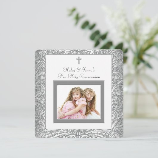 Elegant White Twin First Communion Einladung (Stehend Vorderseite)