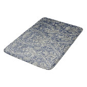 Elegant William Morris Floral Blue White Pattern Badematte (Schrägansicht)