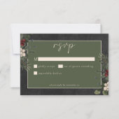 Elegant Winter Berries & Pine Black Wedding RSVP Karte (Vorderseite)