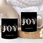 Elegant Winter Greenerity JOY Christmas Holiday Kaffeetasse<br><div class="desc">Diese elegante und festliche Tasse besticht durch das Wort JOY,  das von wunderschönen Aquarellen und Beeren auf einem schicken schwarzen Hintergrund hervorgehoben wird. Passen Sie es mit Ihrem eigenen Namen oder Text an. Diese wunderschöne Tasse ist ein wunderschönes Geschenk für Familien und Freunde.</div>