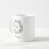 Elegant Winter Greenery Burgundy Monogram Wreath Kaffeetasse (Vorderseite Links)
