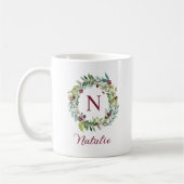 Elegant Winter Greenery Burgundy Monogram Wreath Kaffeetasse (Links)