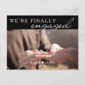 Elegant Wir sind endlich Verlobte Foto-Verlobung Ankündigungspostkarte (Vorderseite)