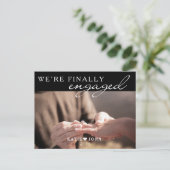 Elegant Wir sind endlich Verlobte Foto-Verlobung Ankündigungspostkarte (Stehend Vorderseite)