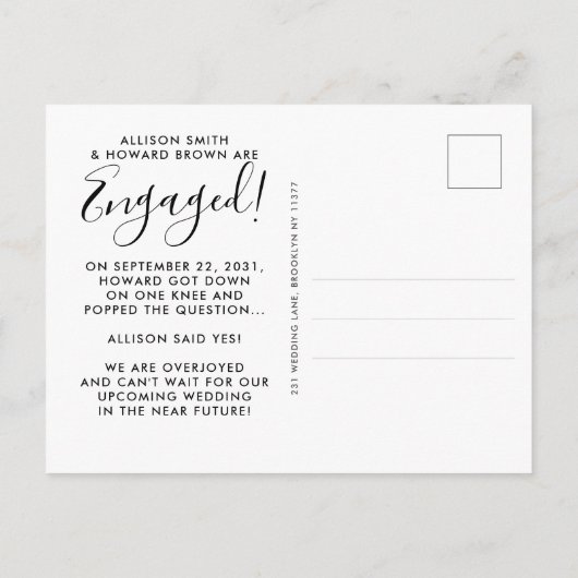 Elegant Wir sind Verlobt Foto Chic Script Verlobun Ankündigungspostkarte (Rückseite)