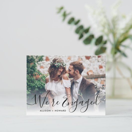Elegant Wir sind Verlobt Foto Chic Script Verlobun Ankündigungspostkarte (Stehend Vorderseite)