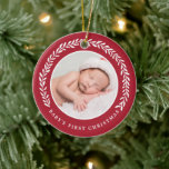 Elegant Wreath Baby's First Christmas | Foto Keramikornament<br><div class="desc">Mit diesem stilvollen Foto-Ornament kreieren Sie einen besonderen Sake für das erste Weihnachtsfest des Babys!  Es ist mit einem hübschen Lorbeer-Kranz in Weiß umgeben,  der die kreisförmige Fotoplatte umgibt. Auf der Rückseite sind Vorlagen für den Namen des Babys und das Jahr enthalten.</div>