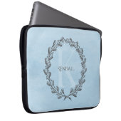 Elegant Wreath Monogram | Blue Laptop Sleeve (Vorne Rechts)