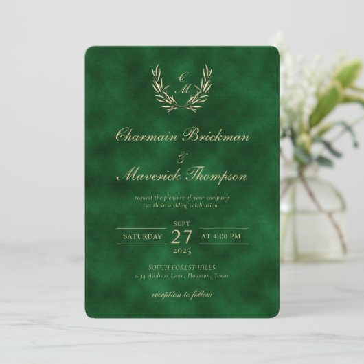 Elegant Wreath Monogram Green Velvet Wedding Einladung (Stehend Vorderseite)