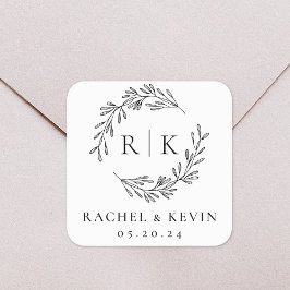 Elegant Wreath Wedding Initial Monogram Quadratischer Aufkleber