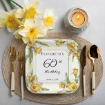 Elegant Yellow Daffodils Floral 60. Geburtstag Pappteller<br><div class="desc">Elegante gelbe Daffodien Blumenmuster "60. Geburtstag" Design mit einem Blumenquadrat aus Narzissen umgeben einen weißen und grünen Rahmen auf einem bedrückten gelb-weiß Hintergrund.</div>