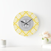 Elegant Yellow Damask Personalized Große Wanduhr (Zuhause)