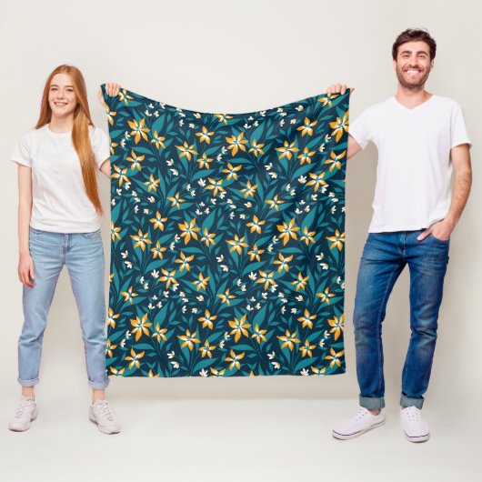 Elegant Yellow Flower Pattern in Dark Green Leaves Fleecedecke (Beispiel)