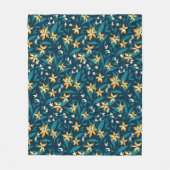 Elegant Yellow Flower Pattern in Dark Green Leaves Fleecedecke (Vorderseite)