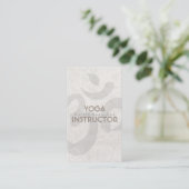 Elegant Yoga Instructor Om Symbol White Floral Visitenkarte (Stehend Vorderseite)