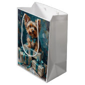 Elegant Yorkshire Terrier Dog Holiday Gift Stack Mittlere Geschenktüte (Rückseite Schrägansicht)