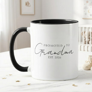 Elegant zur Oma EST-Jahr-Schrift befördert Tasse
