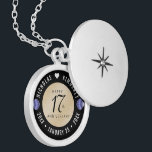 Elegante 17. Muscheln Hochzeitstag Medaillon<br><div class="desc">Gedenken Sie den 18. Hochzeitstag mit diesem eleganten Schloss! Elegante schwarz-weiße Serifen und serifenlose Schriftzüge mit stilisierten Muscheln auf einem weißen Sandboden sorgen für eine unvergessliche Touch für diesen besondere Anlass und einen Meilenstein. Passen Sie sich die Namen der glücklichen Paare an und fügen Sie Termine für ihre Muscheln Jubiläum....</div>