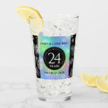 Elegante 24. Opal Wedding Anniversary Celebration Glas<br><div class="desc">Zum 24. opalen Hochzeitstag mit diesem Gedenkglas! Elegante Schwarz-Weiß-Schriften mit sechseckigen Konfetti auf schillernden opalen und schwarzen Hintergründen sorgen für eine unvergessliche Touch für diesen besondere Anlass und einen außergewöhnlichen Meilenstein. Personalisieren Sie Ihre persönlichen Daten mit den Ehenamen und den Ehedaten. Umkehrung zeigt identisches Design. Design © W.H. Sim, Alle...</div>