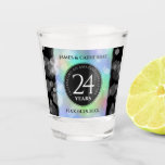 Elegante 24. Opal Wedding Anniversary Celebration Schnapsglas<br><div class="desc">Toast des 24. opalen Hochzeitstag mit diesem Gedenkglas! Elegante Schwarz-Weiß-Schriften mit sechseckigen Konfetti auf schillernden opalen und schwarzen Hintergründen sorgen für eine unvergessliche Touch für diesen besondere Anlass und einen außergewöhnlichen Meilenstein. Personalisieren Sie Ihre persönlichen Daten mit den Ehenamen und den Ehedaten. Design © W.H. Sim, Alle Rechte vorbehalten. Weitere...</div>