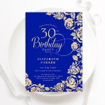 Elegante 30. Geburtstag Royal Blue Gold Rose Einladung<br><div class="desc">Königlich blau und goldblütig florale 30. Geburtstag Party Einladung. Elegantes Design mit Rose,  Imitaten Goldfolie und Typografie Script Schriftart. Die trendige Einladungskarte eignet sich perfekt für eine stilvolle Damenfeier. Kann für jedes Alter angepasst werden. Personalisieren Sie Ihre persönlichen Daten. Gedruckte Zazzle-Einladungen oder Sofortdownload digitaler Druckvorlage.</div>