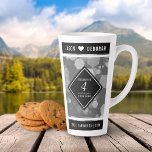 Elegante 4. Linen Hochzeitsfeier Milchtasse<br><div class="desc">Feiern Sie mit dieser stilvollen Latte Tasse das 4. Leinenjubiläum! Elegante, weiße Schriften mit sechseckigen Konfetti auf einem grauen Leinenuntergrund mit schwarzen Balken verleihen diesem besondere Anlass und Meilenstein eine unvergessliche Touch. Personalisieren Sie mit den Namen des Paares und den Jahren der Ehe. Design © W.H. Sim, Alle Rechte vorbehalten....</div>