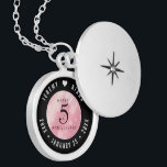 Elegante 5. Rose Quartz Hochzeitstag Medaillon<br><div class="desc">Gedenken Sie den 5. Hochzeitstag mit diesem eleganten Schloss! Elegante Schwarz-Weiß-Schriften mit sechseckigen Konfetti auf einem reichen rosa Hintergrund verleihen diesem besondere Anlass und Meilenstein eine unvergessliche Touch. Passen Sie sich die Namen der glücklichen Ehepaare an und die Termine für ihre Rose Quarzjubiläum. Design © W.H. Sim, Alle Rechte vorbehalten....</div>