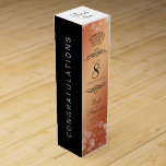 Elegante 8. Bronze Hochzeitstag Feier Weinbox<br><div class="desc">Fügen Sie mit dieser Weingeschenkbox eine besondere Touch zu den 8. Hochzeitstag-Festen hinzu! Elegante schwarze Serifen und serifenlose Schriftzeichen mit sechseckigen Konfetti auf einem Bronzestand fügen diesem besondere Anlass und Meilenstein eine unvergessliche Touch hinzu. Passen Sie sich die Namen des glücklichen Paares an und die Jahre der Ehe oder ein...</div>