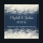 Elegante Abstrakte Gastgeschenk Hochzeit Magnet<br><div class="desc">Ein extravagantes abstraktes Design mit cremefarbenen Spitzen und Perlen aus Kreise und Blasen. Der Hintergrund ist dunkelblau,  die Seiten sind von ausgeblendeten Quadraten abgeschnitten. Hübsches und zartes Design. Personalisieren / personalisieren Sie mit dem Bräutigam und Brautnamen und Hochzeitstag,  mit Text,  der liest" danke für die Feier mit uns.</div>