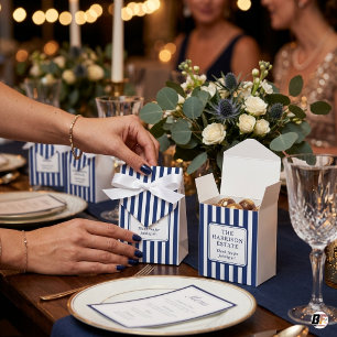 Elegante alte Navy-Blau gestreifte Hochzeit auf ei Geschenkschachtel