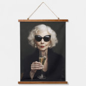 Elegante ältere Frau mit Champagner Wandteppich Mit Holzrahmen (Vorderseite)